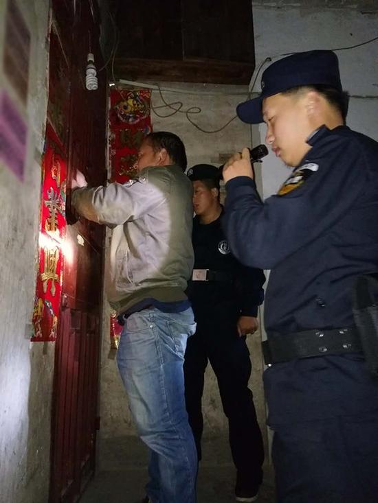 淮南粗心妈妈误将幼女锁家中 民警全城寻开锁师傅开门